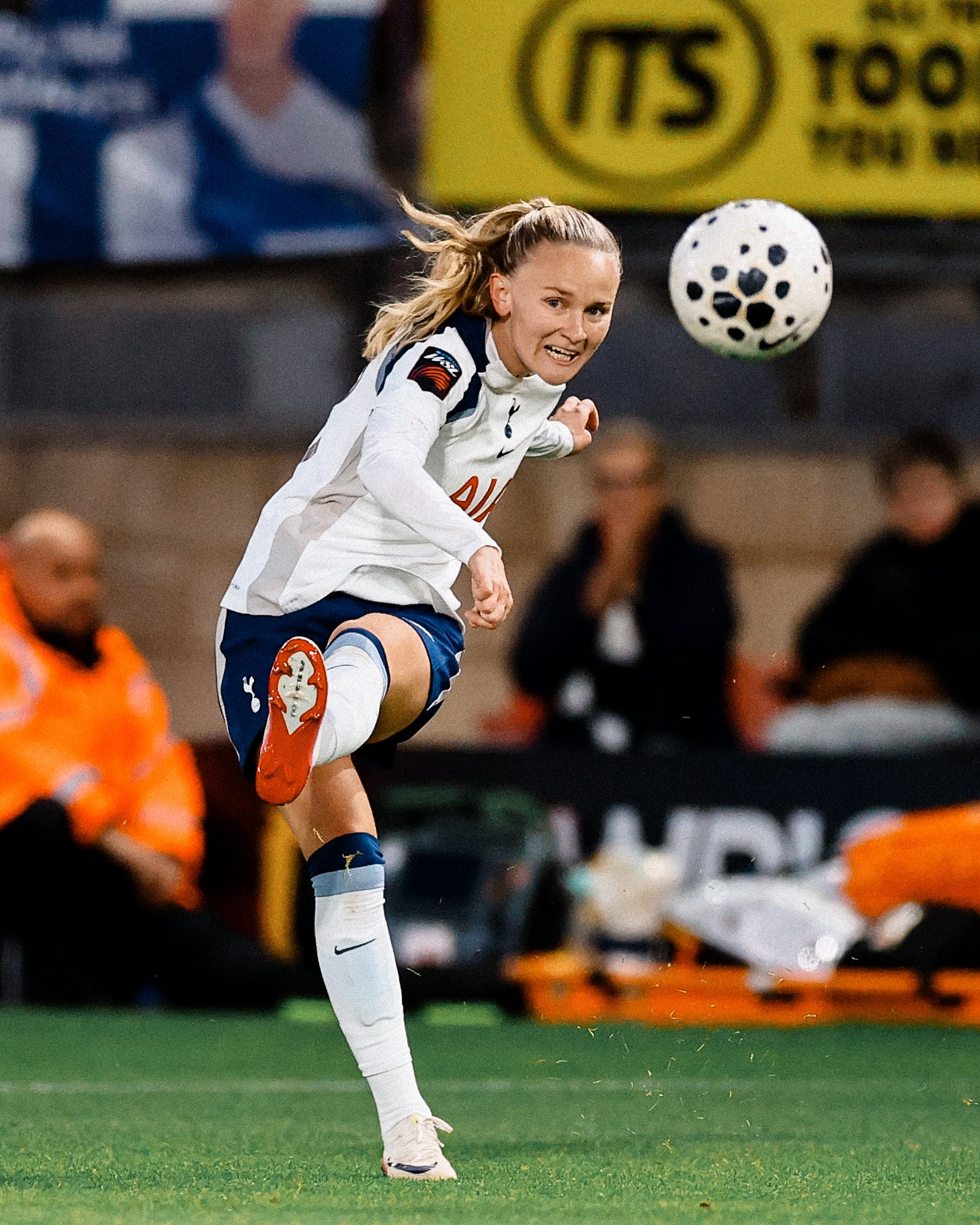 Matilda Vinberg shoots the ball.