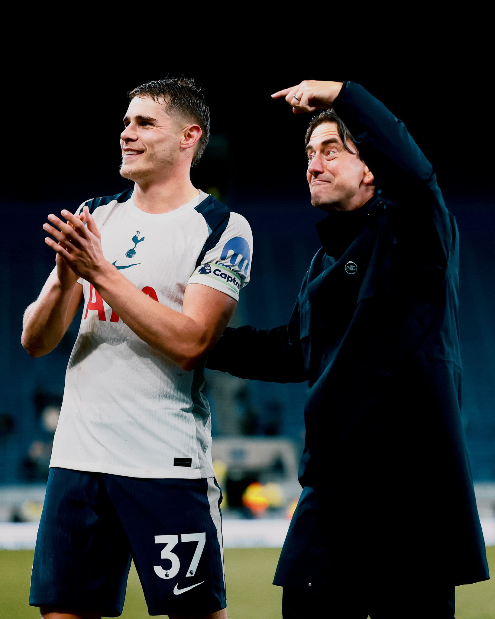 Thomas Frank points to Micky van de Ven after the game.