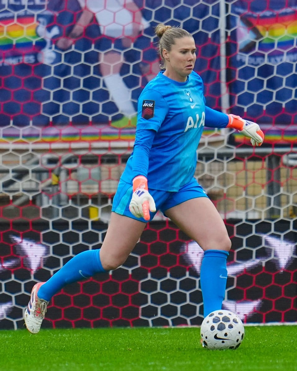 Lize Kop prepares to kick the ball from the goal line.