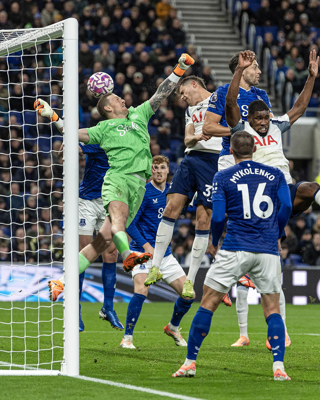 Micky van de Ven heads in a goal over Jordan Pickford's outstretched arms.