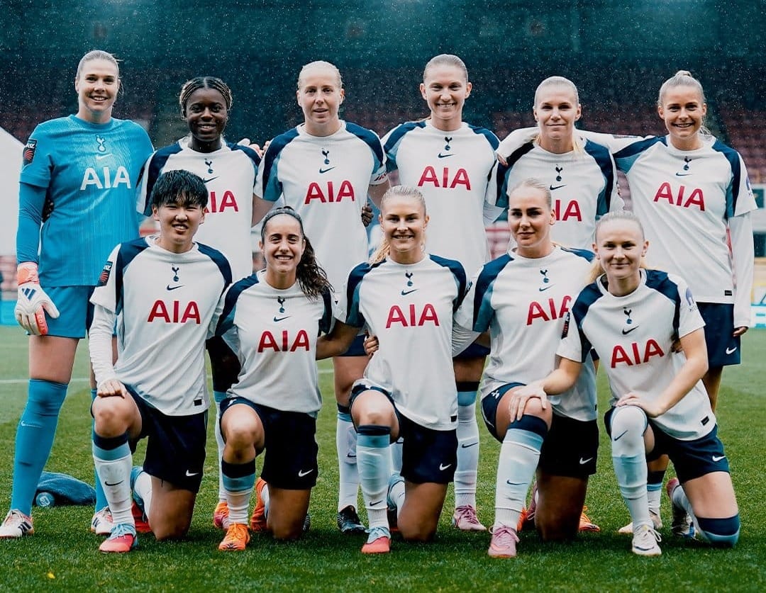 The starting lineup poses for a photo in the light rain.