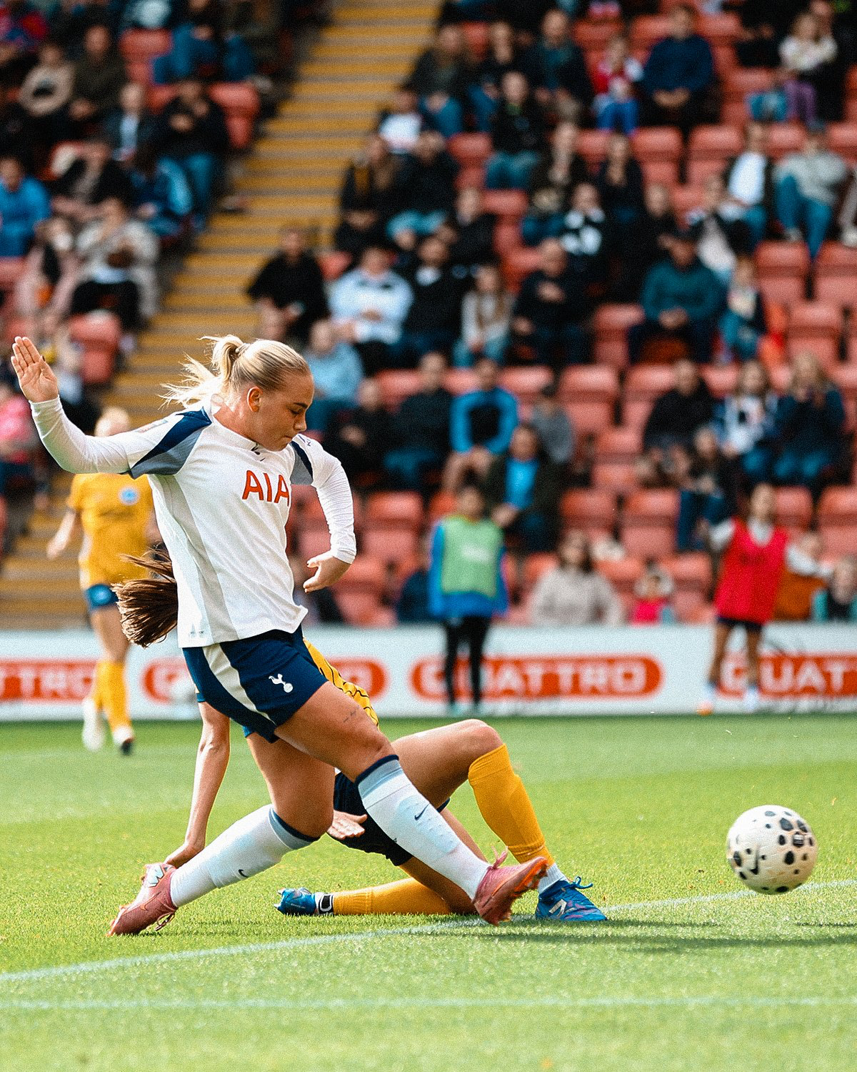 Cathinka Tandberg shoots the ball.