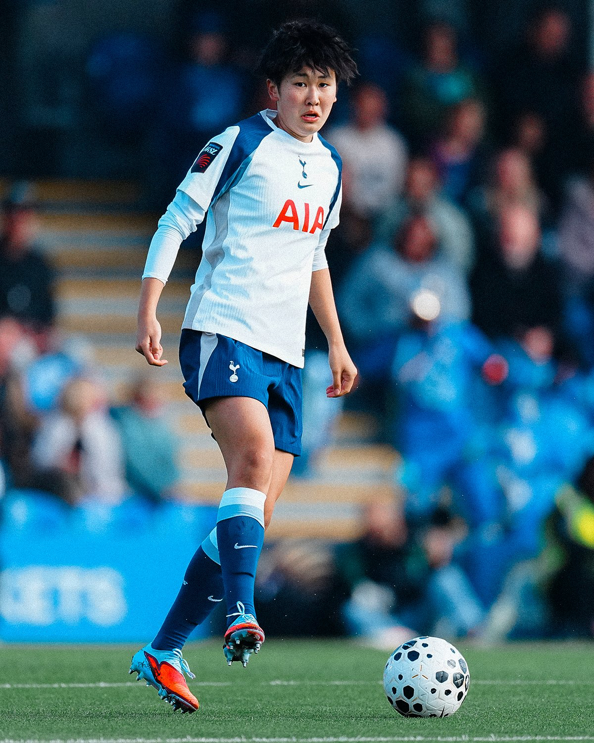 Tōko Koga scans the field.