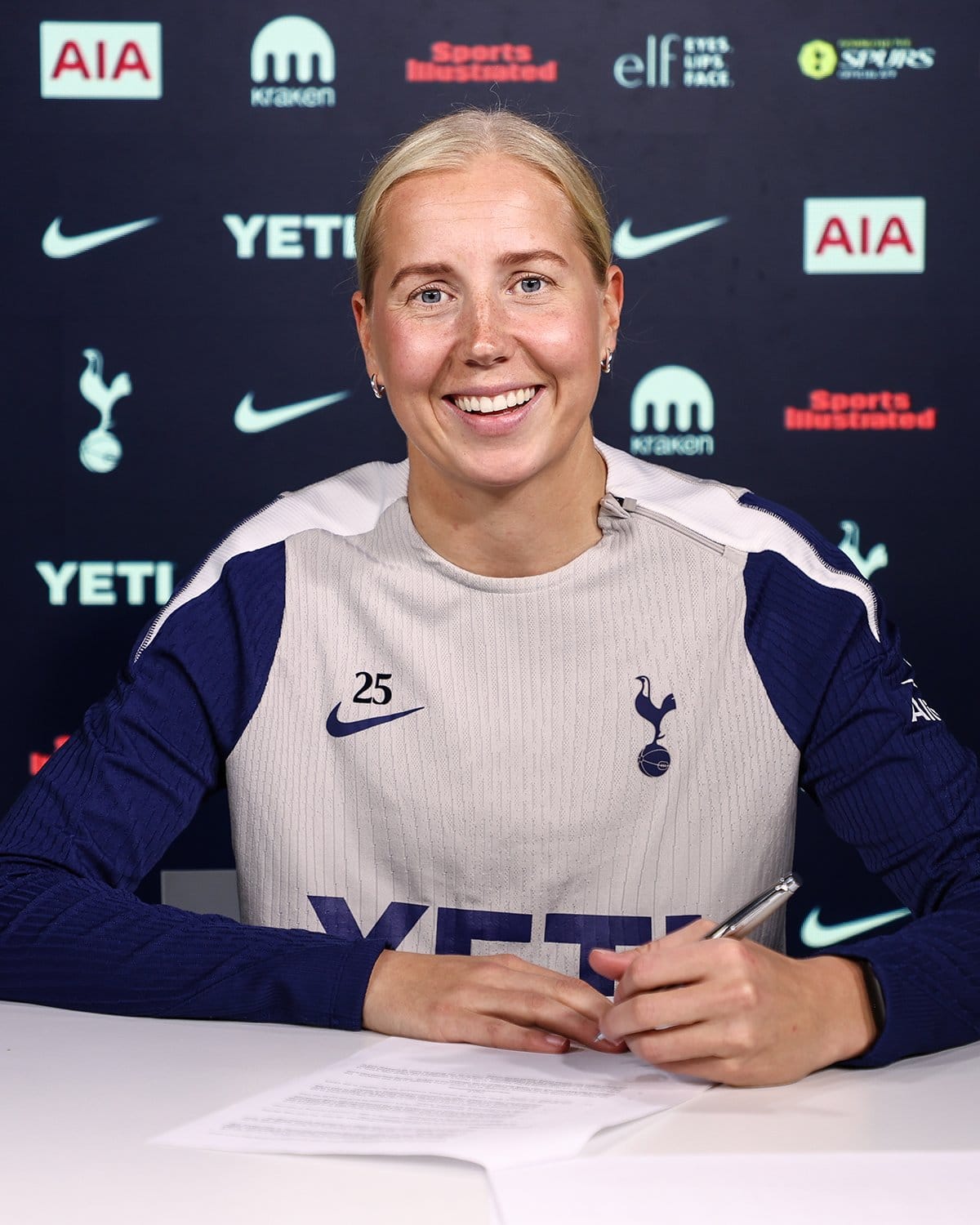 Eveliina Summanen signs her new contract.