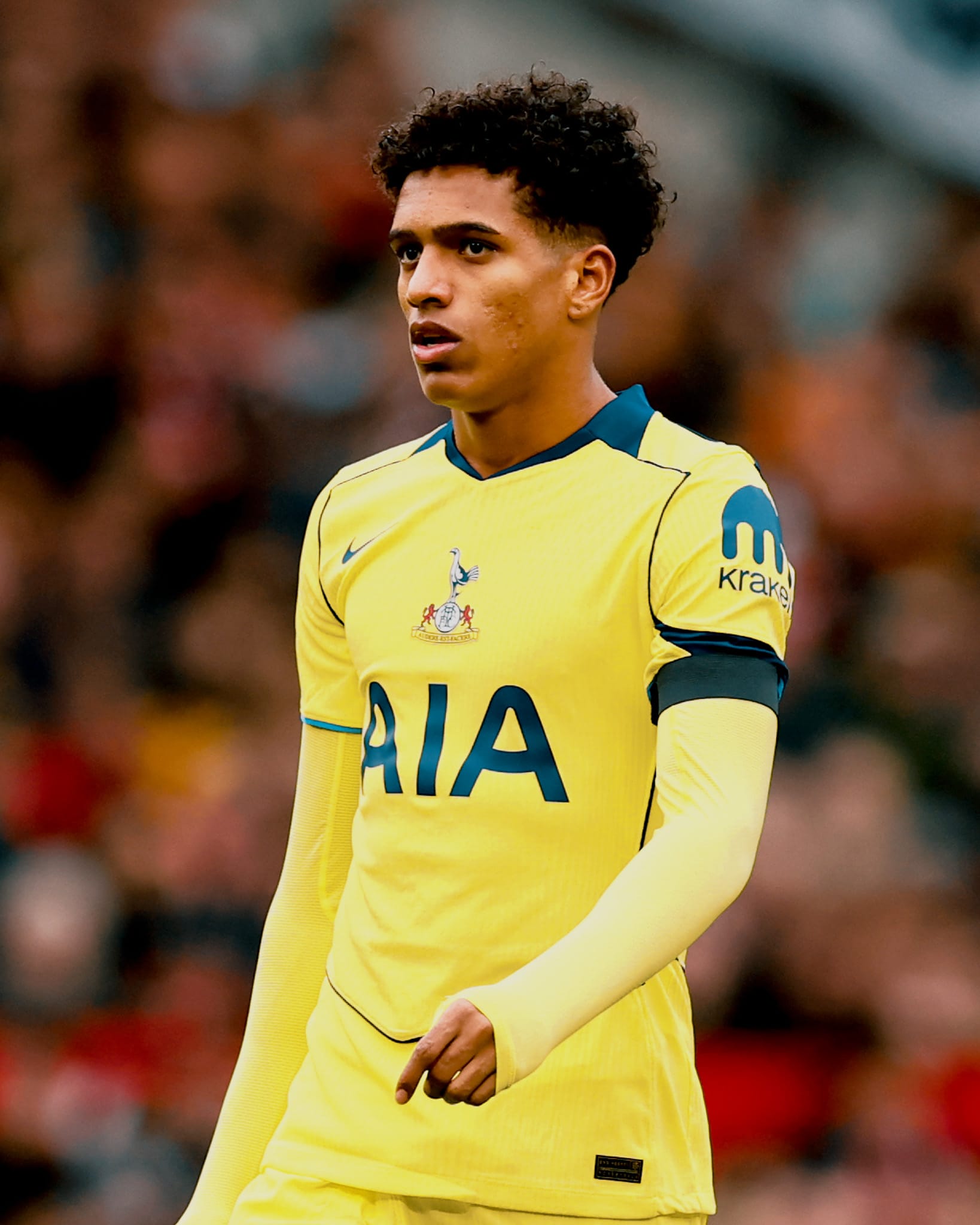 Souza makes his first appearance, in the shockingly yellow third kit. 