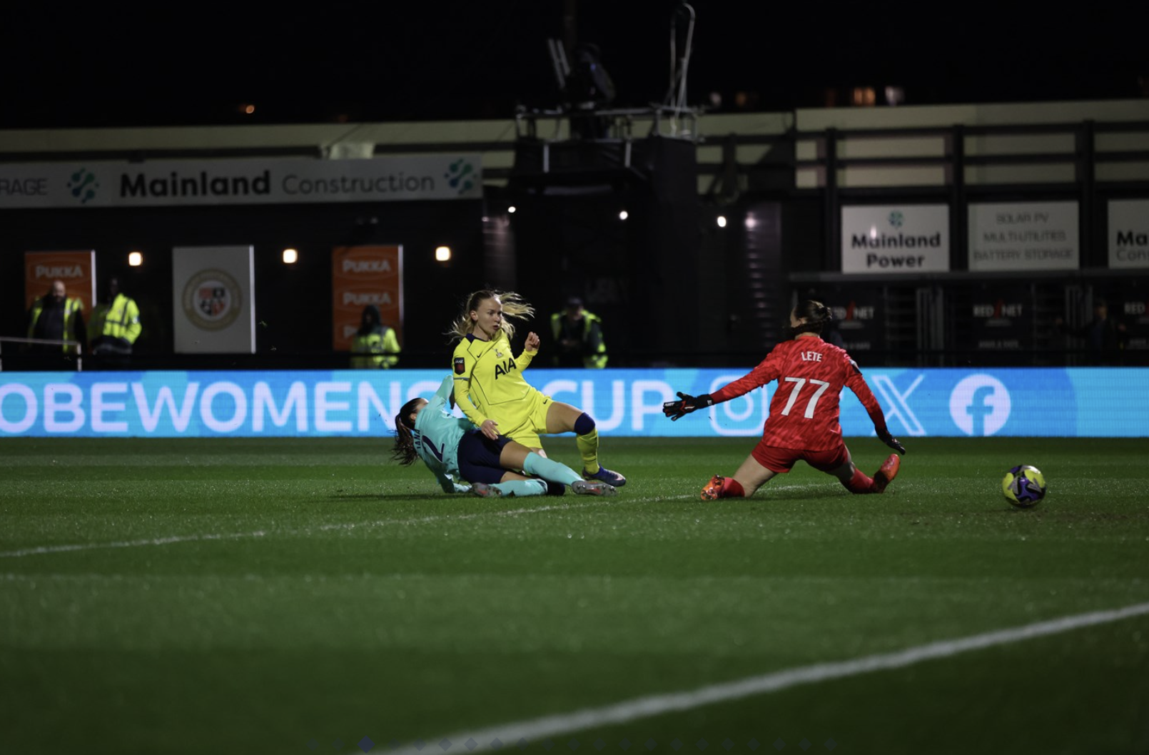 Matilda Vinberg gets her shot past Jana Fernández and Elene Lete.