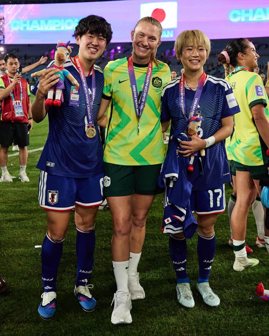 Tōko Koga and Maika Hamano flank Clare Hunt on either side, all wearing their first and/or second place medals.