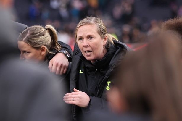 Rehanne Skinner addresses the huddle during a Spurs Women game.