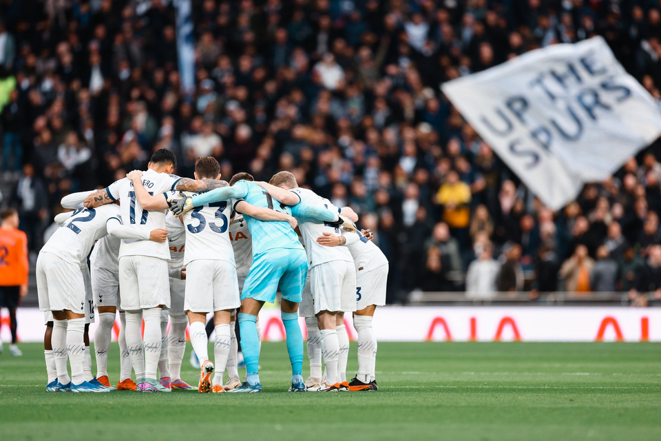 Spurs Men get into a huddle during the Everton match.