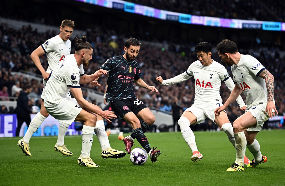 Four Spurs players converge on Bernardo Silva.