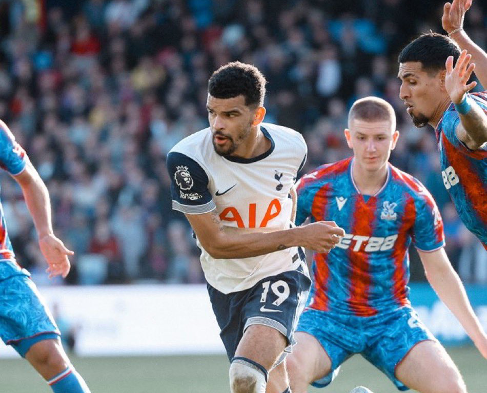 Dominic Solanke looks ahead, surrounded by Crystal Palace players.