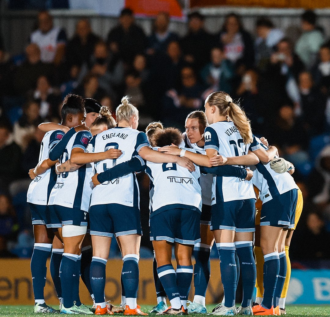 Spurs Women's starting XI huddles before the game.