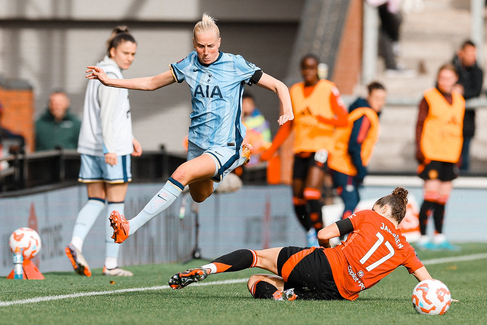 Eveliina Summanen jumps over the outstretched leg of Dominique Janssen.