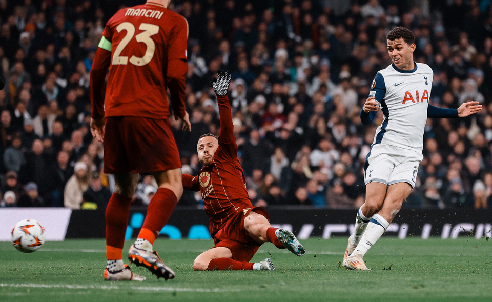 Brenna Johnson shoots past Roma's Angeliño.