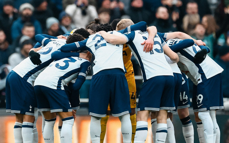 The starting lineup huddles before the Newcastle game.