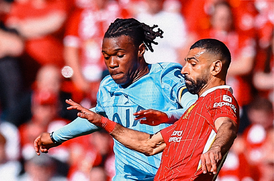 Destiny Udogie challenges Mo Salah.