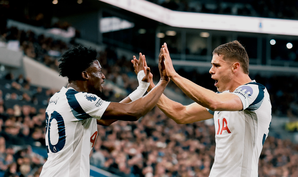 Mohammed Kudus gives Micky van de Ven double high fives.