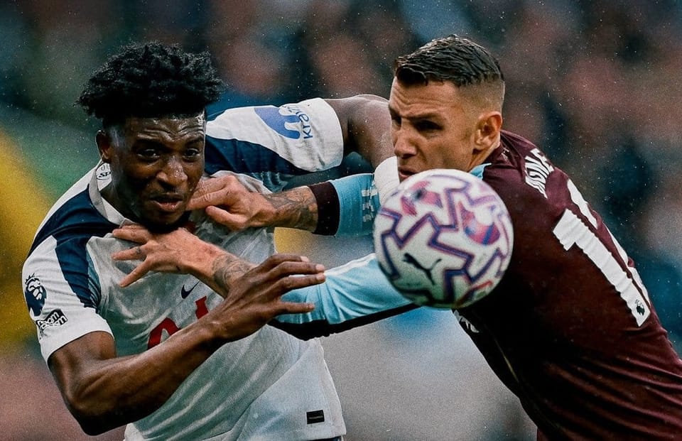 Mohammed Kudus grapples with Lucas Digne for the ball.