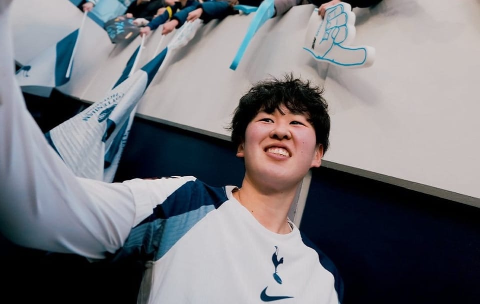 Tōko Koga takes a selfie with fans in the THS tunnel.